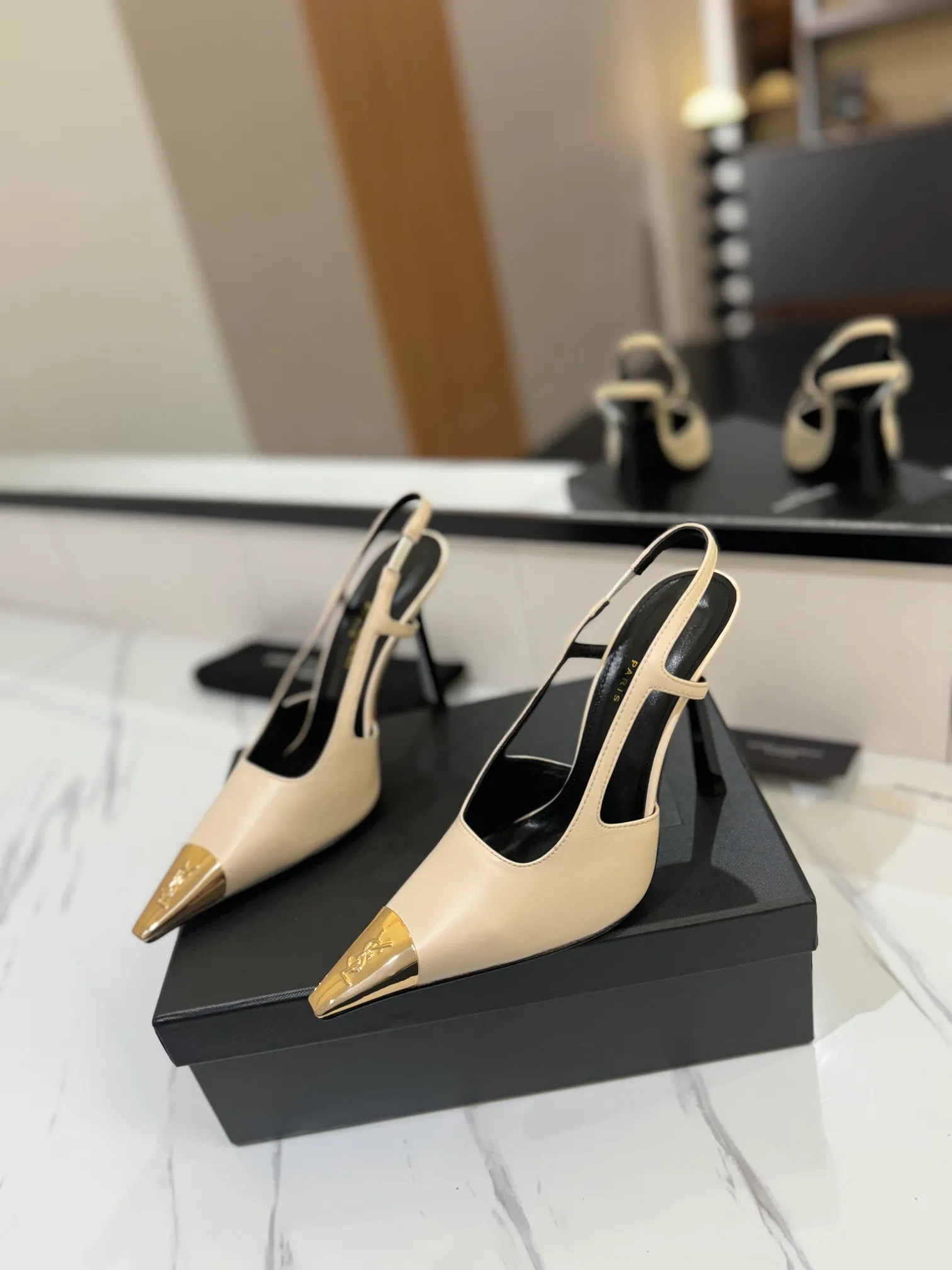 👟👟Ex-factory price 600👟👟 saint laurent ss24 new arrival～ Saint Laurent ysl 2024 spring and summer｜New high-heeled shoes🆕 Beautiful, refined and elegant! The 10cm foot is very stable, so feel free to put it in! The heel is custom-made from a new mold, and the height is the same as the original one. Various incorrect versions are % high-end and sexy, YSL still understands women best❤️ ⚠️The entire upper and lining are made of one piece without joints, which consumes more materials and costs more! Moreover, the material, fabric and lining are all made from more than 20 pieces of genuine custom-made calfskin. The upper is made of custom-made calfskin, the lining is made of calfskin, and the genuine leather outsole imported from Italy. Heel height: 10cm. Size: 35-39 (40 and 41 are custom-made and cannot be returned or exchanged)